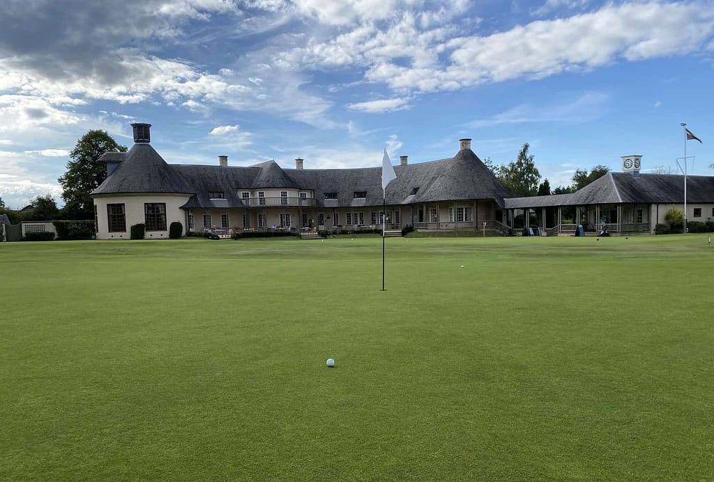 The 18th green and clubhouse at Alwoodley Golf Club