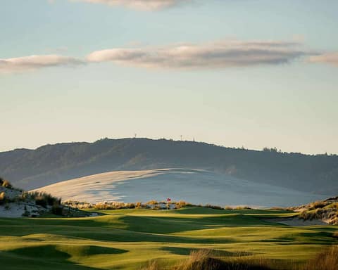 The 6th hole at Tara Iti with the Mangawhai sand dune and Brynderwyn Hills beyond. Credit: Ricky Robinson